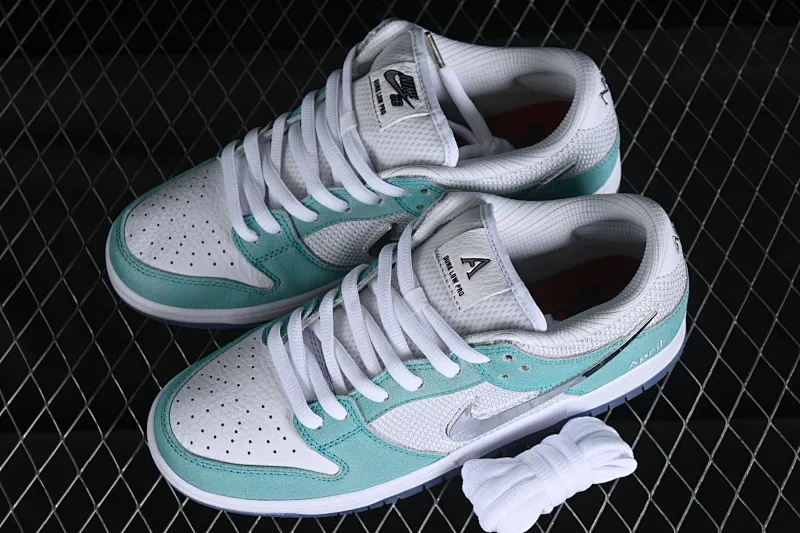 All Categories Nk SB Dunk Series Nk SB Dunk Low Low-top sneakers Pure original April Skateboards x Nk SB Dunk Low joint model Frozen Rose SB smashed backboard fashion casual sneakers FD2562-400